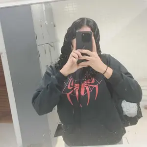 Moletom vermelho recebido por cliente